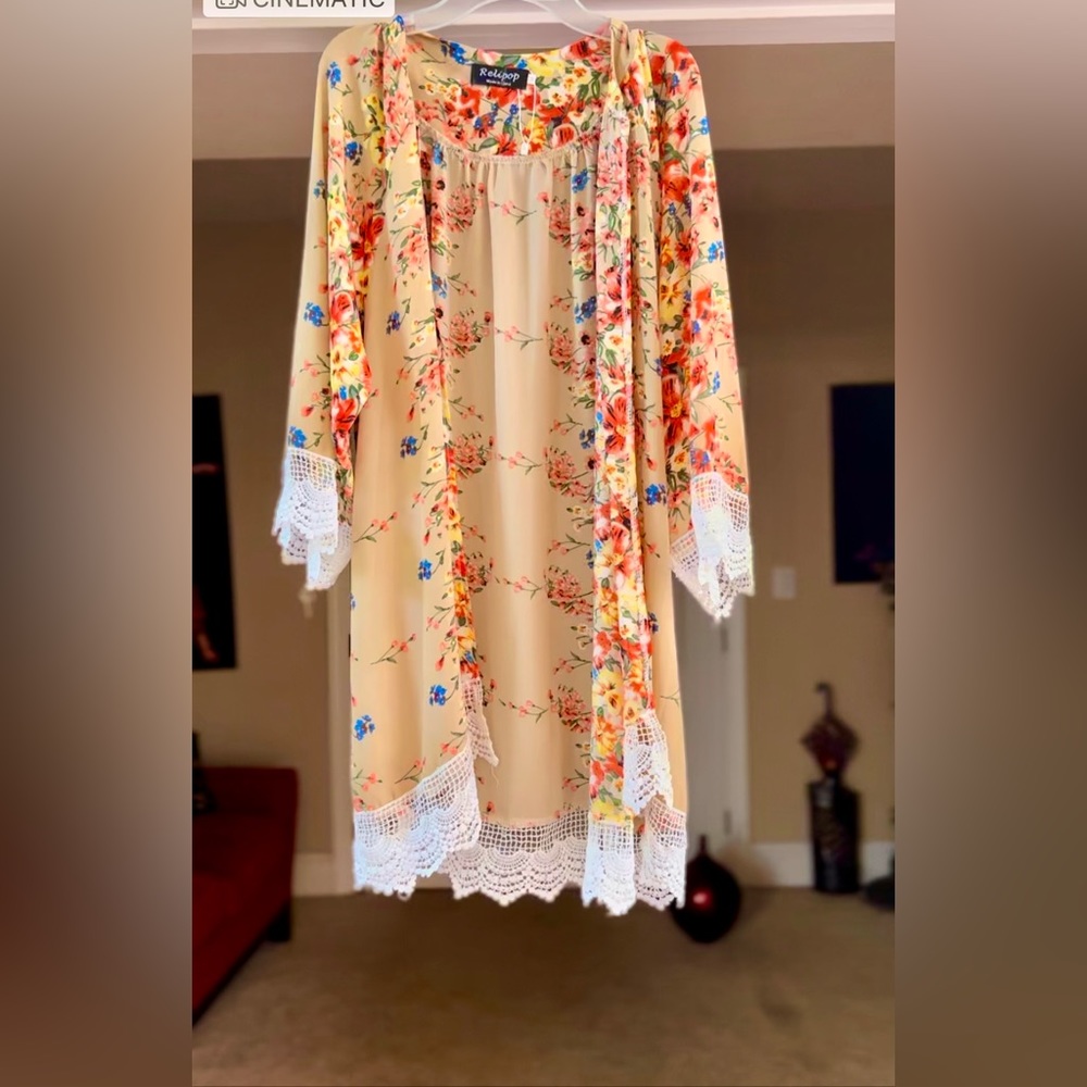 NWOT Floral kimono / cover up size medium